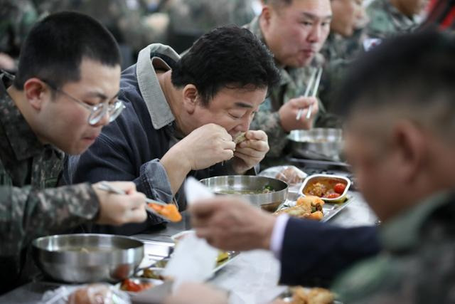 백종원 더본코리아 대표가 7일 육군 7포병여단 758대대에서 열린 더본코리아 특식제공 행사에서 식사를 하고 있다. 뉴스1