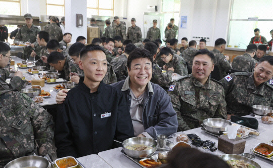 7일 군부대를 방문한 백종원 더본코리아 대표. 국방부 제공