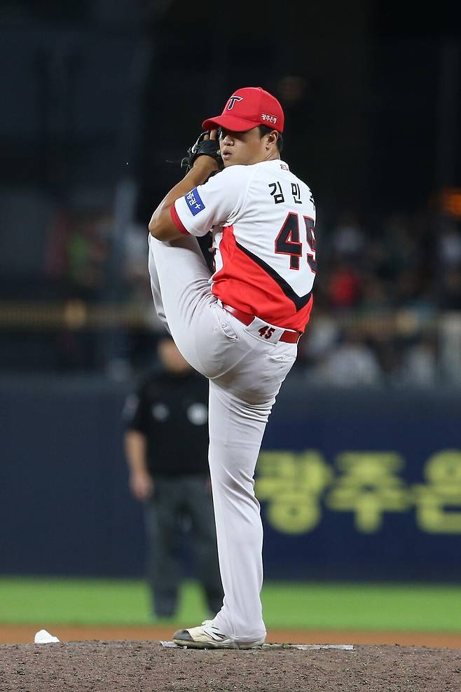 ▲ 김민주는 옆구리 유형이지만 빠른 공과 디셉션, 그리고 슬라이더의 움직임을 바탕으로 1군 코칭스태프의 호평을 이끌어내고 있다 ⓒKIA타이거즈