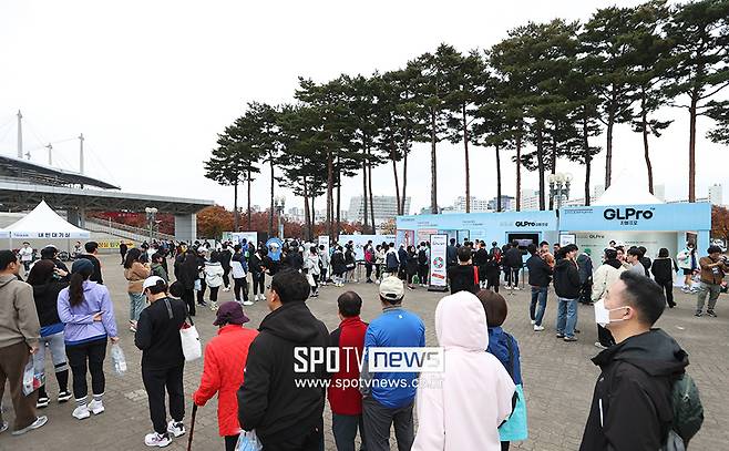 ▲ 블루런 체험 부스에는 많은 러너가 몰렸다. 또, 가수 경서와 키썸의 축하 공연도 이어졌다. ⓒ곽혜미 기자