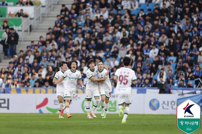 ▲ 10일 오후 인천축구전용경기장에서 하나은행 K리그1 2024 37라운드가 열렸다. 인천 유나이티드가 지면 다이렉트 강등이 확정될 수도 있던 상황. 인천은 끝내 위기를 탈출하지 못했다. 대전하나시티즌에 1-2로 지면서 창단 처음 2부리그로 내려간다. 황선홍 감독의 대전은 잔류를 확정했다. ⓒ 한국프로축구연맹