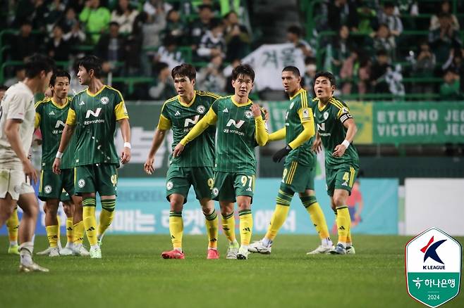 김진규(가운데)가 선제골을 넣고 세리머니하고 있다. /사진=한국프로축구연맹 제공