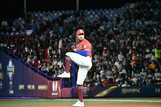 10일 멕시코 할리스코주 과달라하라의 에스타디오 파나메리카노에서 열린 2024 세계야구소프트볼연맹(WBSC) A조 베네수엘라와 멕시코의 경기, 베네수엘라 선발투수 리카르도 핀토가 공을 힘차게 던지고 있다. 이날 핀토는 5이닝 3피안타 3볼넷 6탈삼진으로 승리투수가 됐다. WBSC 제공