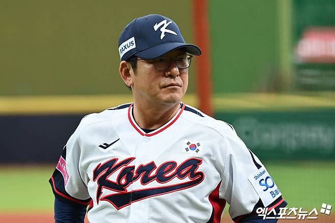 류중일(사진) 대표팀 감독이 이끄는 '2024 세계야구소프트볼연맹(WBSC) 프리미어12' 대표팀이 10일 대만 타이베이 톈무야구장에서 대만프로구단 웨이치안 드래곤즈와 평가전을 치른다. 대표팀은 홍창기-신민재-김도영-문보경-윤동희-송성문-김주원-김형준-최원준, 선발 투수 임찬규로 진용을 갖췄다. 박동원을 대신해 김형준이 선발 포수 마스크를 써 눈길을 끈다. 타이베이, 박지영 기자