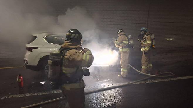 화재 진압하는 소방대원 [경기도소방재난본부 제공. 재판매 및 DB 금지]