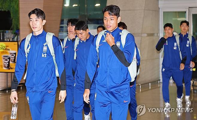 출국하는 축구국가대표팀 선수들 (영종도=연합뉴스) 황광모 기자 = 2026 북중미 월드컵 3차 예선 쿠웨이트 원정에 출전하는 축구대표팀 선수들이 10일 인천공항을 통해 출국하고 있다. 2024.11.10 hkmpooh@yna.co.kr