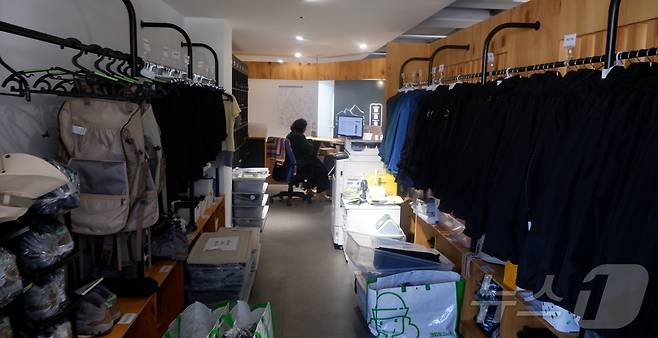 외국인 등산객 대상으로 등산 용품을 대여해 준다ⓒ News1  윤슬빈 기자