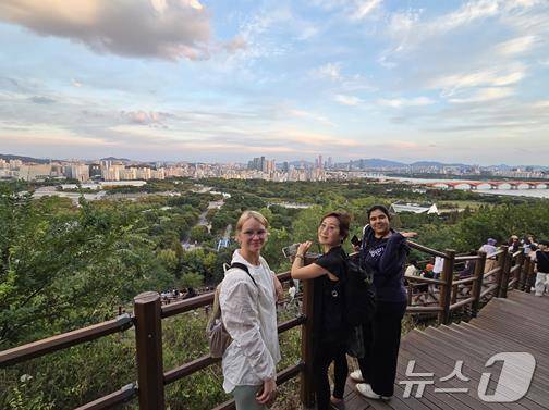 등산 관광 체험프로그램에 참여한 외국인 등산객들(서울관광재단 제공)