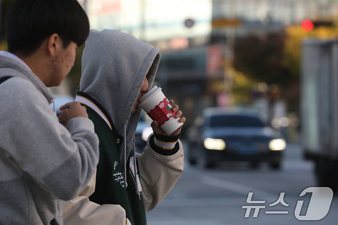 광주 북구 오치동의 한 거리에서 학생들이 따뜻한 음료로 몸을 녹이고 있다. 2024.11.7/뉴스1 ⓒ News1 박지현 기자