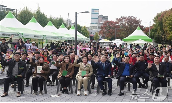 탄소중립 그린마을 ‘동행’ 참석자들이 기념사진을 찍고 있다.( 광주시북구마을자치도시재생센터 제공)/뉴스1