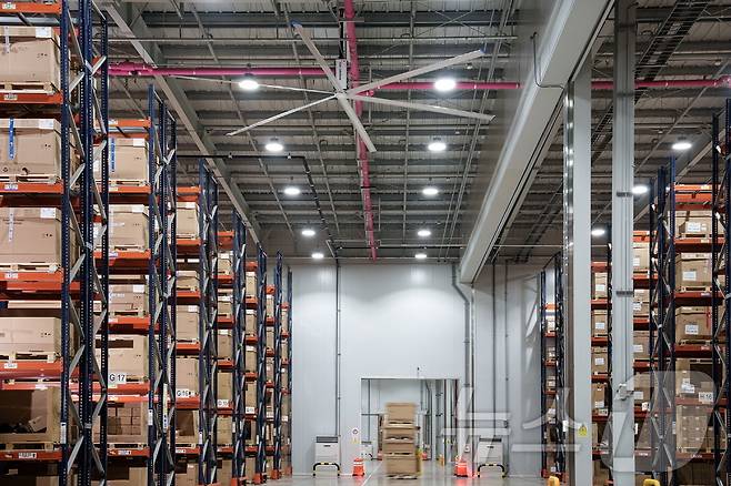 11일 BMW그룹 코리아의 안성 부품물류센터(RDC)에 부품이 가지런히 정리되어 있는 모습. 대형 실링팬(천장형 선풍기)가 설치돼 있다. 2024.11.11.
