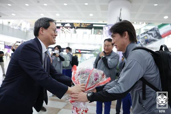 대한민국 대표팀의 홍명보 감독이 11일 입성한 쿠웨이트 국제 공항에서 박종석 주쿠웨이트대사의 환영을 받는 중이다. 사진┃대한축구협회