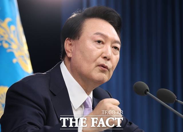 윤석열 대통령의 국회 시정연설 불참을 두고 정치권에서 비판이 쏟아지고 있다. 윤 대통령이 7일 용산 대통령실에서 개최한 대국민 담화 및 기자회견을 하며 기자의 질문에 답변하고 있다. /뉴시스