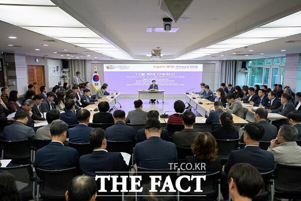 조일교 아산시장 권한대행이 4일 확대 간부회의시 전직원이 흔들림 없는 업무를 강조하면서 철저한 정치적 중립과 공직기강 확립을 강조하고 있다. /아산시