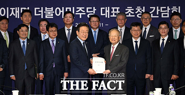 이재명 더불어민주당 대표와 손경식 한국경영자총협회 회장이 11일 오전 서울 마포구 경총회관에서 만나 경영계 건의사항을 들고 기념 촬영을 하고 있다. /국회사진취재단