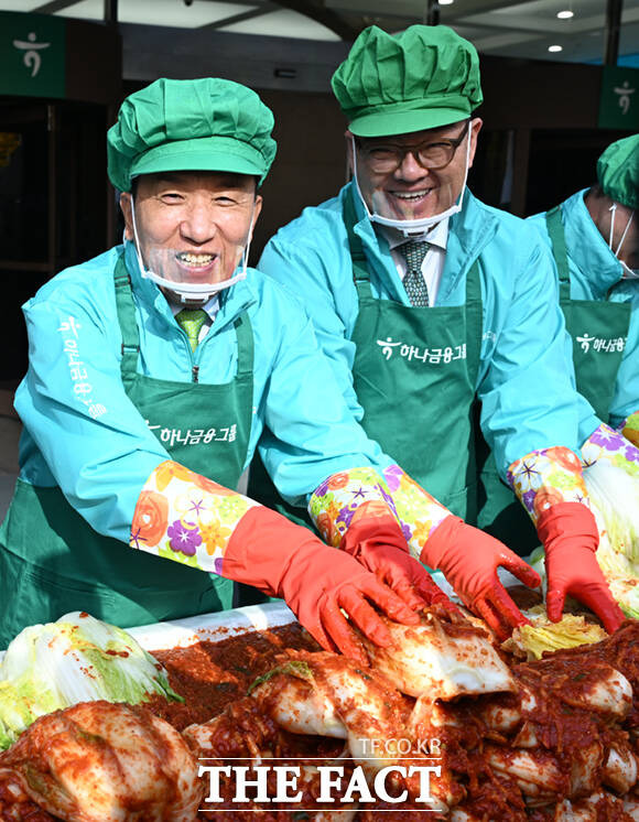 함영주 하나금융그룹 회장(왼쪽)과 이은형 부회장이 11일 서울 중구 하나금융그룹 명동 사옥에서 열린 '2024 모두하나데이 사랑의 김장나눔' 행사에 참석해 김장을 하고 있다.