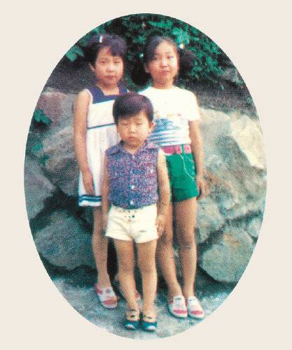 자두 삼남매의 모티프인 이빈 작가(오른쪽 첫 번째)와  두 동생. 자두와 똑같은 헤어스타일의 이빈 작가를 확인할 수 있다.