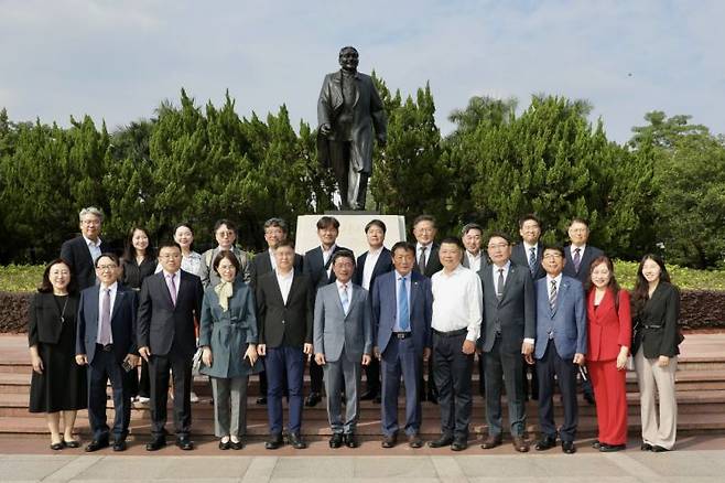 전남 광양시는 정인화 시장을 단장으로 한 민관경제대표단이 지난 8일까지 나흘간의 일정으로 중국 선전시를 방문, 경제 분야에서 큰 성과를 냈다고 11일 밝혔다. 광양시 제공