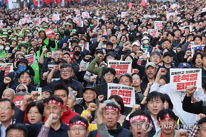 9일 오후 서울 숭례문 일대에서 열린 민주노총 전태일열사 정신계승 2024 전국노동자대회·1차 퇴진 총궐기에서 민주노총 조합원들이 구호를 외치고 있다. ⓒ연합뉴스