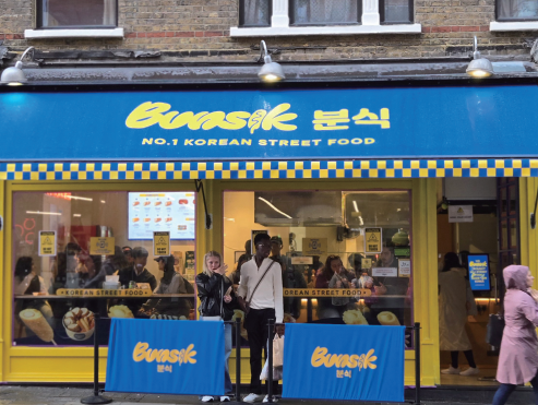 영국 런던의 번화가 소호 거리에 있는 한식당 ‘분식(Bunsik)’. / 박소정 기자