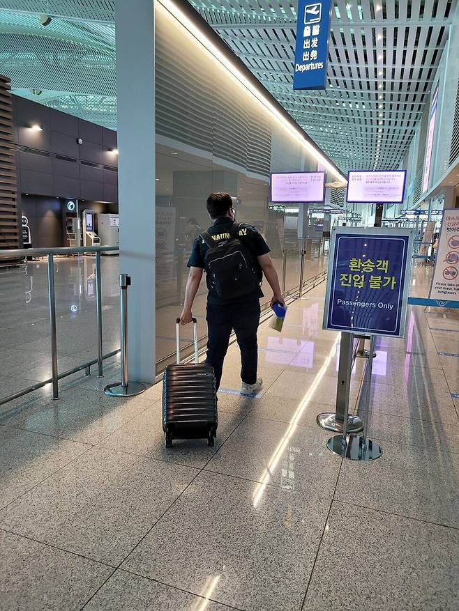 2021년 7월15일 강태완씨가 자진출국 신고 뒤 1년 만에 잡힌 몽골행 비행기에 탑승하기 위해 인천공항 출국장으로 들어가고 있다. 김사강 제공