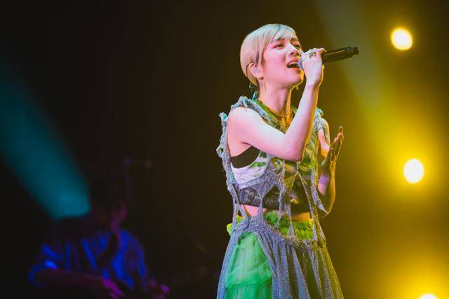 일본 싱어송라이터 미레이가 9일 경기 일산 킨텍스에서 열린 '원더리벳 2024' 둘째 날 공연에서 노래하고 있다. 원더리벳 제공