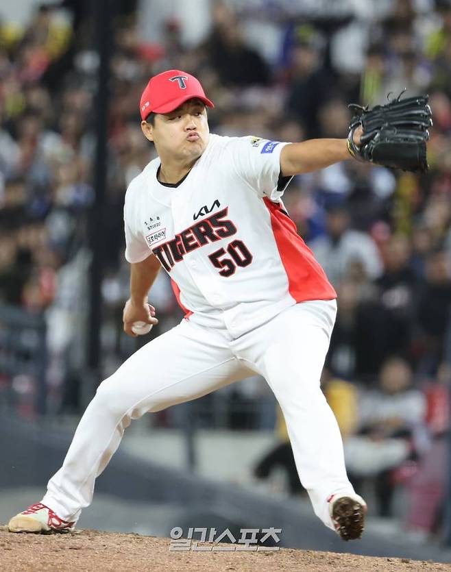 한국시리즈 2차전 삼성과 KIA의 경기가 23일 오후 광주 기아챔피언스필드에서 열렸다. KIA 투수 장현식이 6회 등판 역투하고 있다. 광주=정시종 기자 capa@edaily.co.kr /2024.10.23.