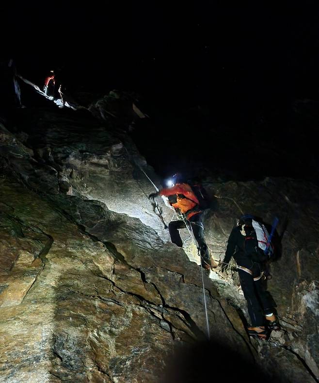 제주도산악연맹 소속 산악인 5명으로 구성한 ‘2024 제주 샤르푸V(5) 원정대’가 지난달  30일 해발 6,328m의 히말라야 미답봉 샤르푸V 정상을 오르고 있다. (제주도산악연맹 제공)