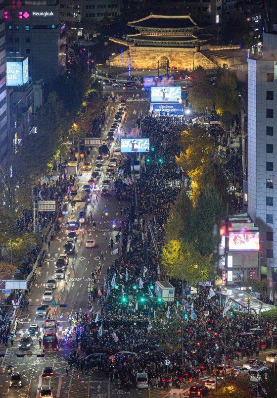 9일 오후 서울 중구 숭례문 일대 '윤석열·김건희 국정농단 규탄·특검 촉구 제2차 국민행동의 날' 장외 집회 모습. 경찰은 이날 모인 집회 인원을 1만5000명으로 추산했다. 뉴스1