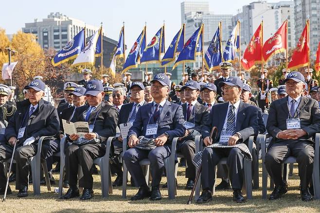 11일 오전 서울 종로구 열린송현 녹지광장에서 열린 제79주년 해군 창설 기념식에 창군 원로 및 역대 참모총장들이 참석하고 있다.