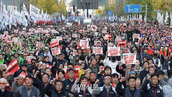 민주노총 조합원들이 지난 9일 서울 세종대로 일대에서 ‘2024 전국노동자대회, 1차 윤석열정권 퇴진총궐기’를 열고 있다. 정효진 기자