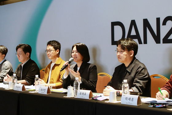 Naver CEO Choi Soo-yeon, second from right, answers questions from the local press related to the company's AI strategy at Coex, southern Seoul, on Monday. [NAVER]