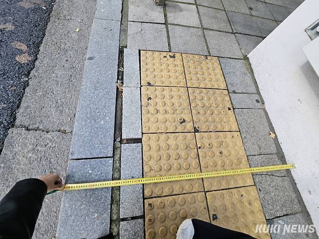 서울 강남구의 한 버스정류소 옆 스마트쉼터와 차도까지의 거리가 1.2m에 불과하다. 사진=임지혜 기자&nbsp;