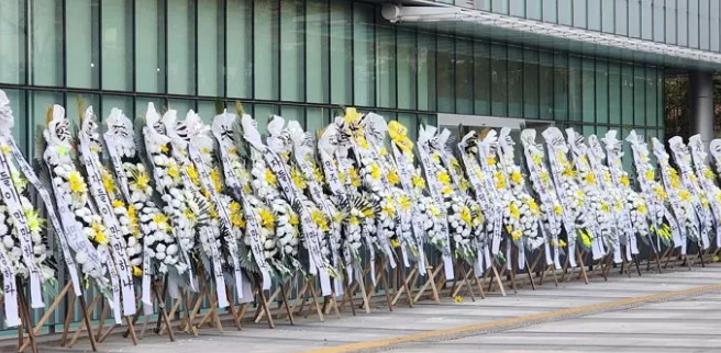 동덕여자대학교 앞에 늘어선 근조 화환 행렬 / 사진=온라인커뮤니티