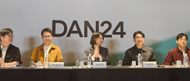 최수연 네이버 대표이사(가운데)를 비롯한 네이버 관계자들이 11일 서울 강남구 삼성동 코엑스에서 열린 ‘단24’에서 질의응답 시간을 가지고 있다. [이가람 기자]