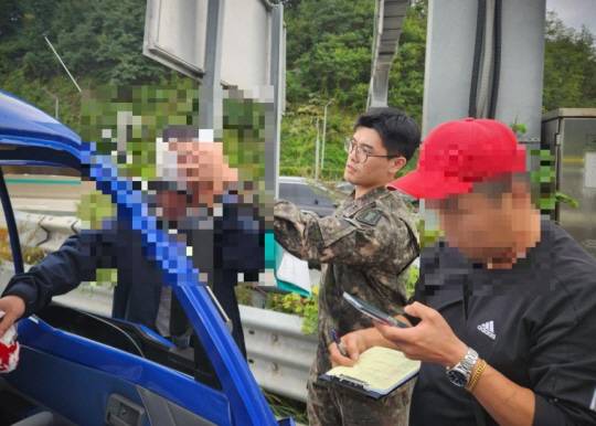 지난달 19일 경기 광명역 인근 서해안고속도로에서 발생한 교통 사고 현장. 육군 제22보병사단 제공