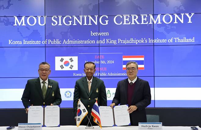 한국행정연구원은 지난 8일 서울 은평구 본원 대강당에서 태국 킹 프라자디폭 연구소(King Prajadhipok's Institute, KPI)와 양 기관 간 공동 연구 및 교류협력 강화를 위한 업무협약(MOU)을 체결했다. 이날 참석자들이 기념촬영을 하고 있다.[한국행정연구원 제공]