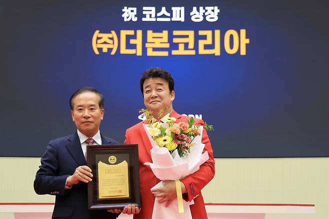 백종원 더본코리아 대표가 6일 오전 서울 영등포구 여의도 한국거래소 홍보관에서 열린 더본코리아 코스피 상장 기념식에 참석해 이기헌 상장회사협의회 부회장으로부터 상장기념패를 전달받은 뒤 기념 촬영하고 있다. [연합]