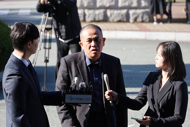 김건희 여사 공천 개입 의혹과 미래한국연구소의 불법 여론조사 의혹 등 사건의 핵심 인물인 명태균 씨가 지난 9일 오전 창원지검에 출석해 취재진 질문에 답변하고 있다. [연합]