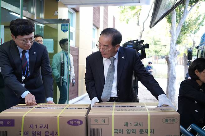 하윤수 부산시교육감이 11일 오후 동래중학교를 직접 찾아 수능문답지 인수에 직접 참여하고 있다. [사진=부산교육청]