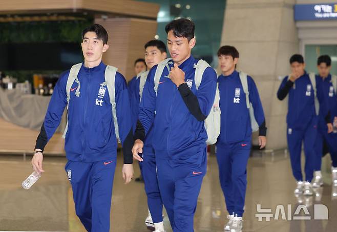 [인천공항=뉴시스] 김진아 기자 = 대한민국 남자 축구대표팀 조현우, 오세훈을 비롯한 선수들이 2026 북중미 월드컵 아시아지역 3차 예선 5~6차전을 치르기 위해 10일 인천국제공항에서 쿠웨이트로 출국하고 있다. 2024.11.10. bluesoda@newsis.com