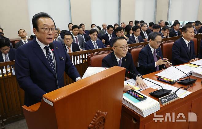 [서울=뉴시스] 조성우 기자 = 김인 새마을금고중앙회장이 7일 오후 서울 여의도 국회에서 열린 행정안전위원회의 행정안전부 등에 대한 국정감사에서 의원 질의에 답변하고 있다.  2024.10.07. xconfind@newsis.com