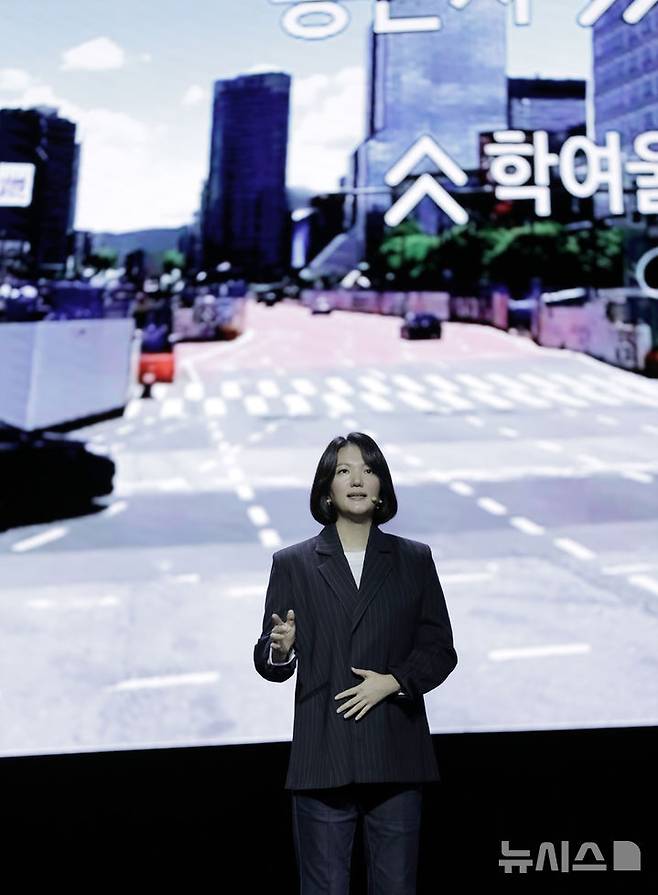 [서울=뉴시스] 최수연 네이버 대표가 11일 오전 서울 강남구 코엑스에서 열린 팀네이버 통합 콘퍼런스 '단(DAN) 24'에서 기조연설을 하고 있다. (사진=네이버 제공)