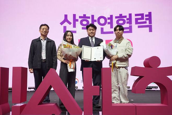 [부산=뉴시스] 신라대학교 LINC3.0사업단은 '2024년 산학연협력 EXPO'에서 이범진 단장이 교육부 장관상을 수상했다고 11일 밝혔다. (사진=신라대 제공) 2024.11.11. photo@newsis.com *재판매 및 DB 금지