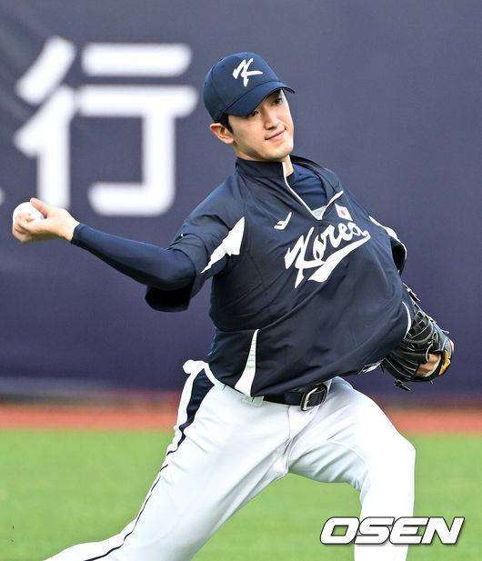 [OSEN=타이베이(대만), 이대선 기자] 류중일 감독이 이끄는 프리미어12 야구대표팀이 9일 오후 대만 티엔무야구장에서 훈련을 진행했다.류중일 감독이 이끄는 야구대표팀은 대만, 쿠바, 일본, 도미니카공화국, 호주와 프리미어12 B조에 편성됐다. 지난 8일 결전지 대만 타이베이에 입성한 류중일호는 9일 훈련, 10일 대만 프로팀과의 연습경기, 12일 훈련으로 현지 분위기를 익힌&nbsp;뒤 13일 타이베이돔에서 대만과 B조 예선 첫 경기를 치른다.조별예선에서 최소 2위에 올라야 슈퍼라운드가 열리는 일본 도쿄돔으로 향할 수 있으며, 대표팀의 목표는 슈퍼라운드 진출이다.고영표가 캐치볼을 하고 있다. 2024.11.09 /sunday@osen.co.kr