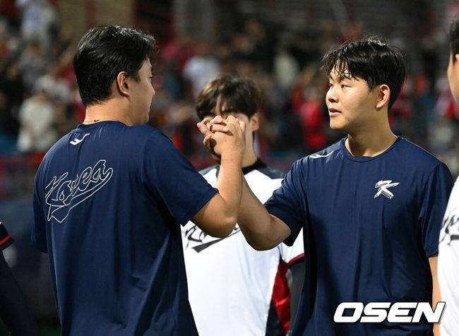 [OSEN=타이베이(대만), 이대선 기자] 프리미어12 첫 경기를 사흘 앞둔 류중일호가 작년 대만시리즈 챔피언과 가진 최종 평가전에서 기분 좋은 승리를 거뒀다.&nbsp;류중일 감독이 이끄는 한국 야구대표팀은 10일 대만 타이베이 티엔무야구장에서 펼쳐진 대만프로팀 웨이치안 드래곤즈와의 2024 WBSC 프리미어12 대비 최종 평가전에서 5-1로 승리했다.경기 종료 후. 한국 이영하와 소형준이 승리의 기쁨을 나누고 있다. 2024.11.10 /sunday@osen.co.kr