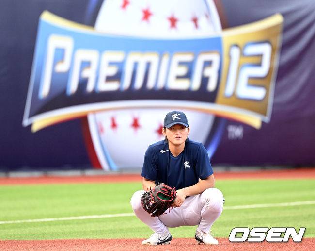 함께 훈련하던 김휘집이 타격 훈련으로 자리를 옮기자 3루에 홀로 남은 김도영