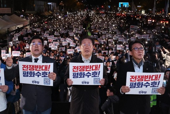 이재명 대표(가운데)가 지난 9일 서울 시청역 인근에서 열린 ‘김건희·윤석열 국정농단 규탄·특검 촉구 제2차 국민행동의 날’에서 ﻿구호를 외치는 모습. 연합뉴스