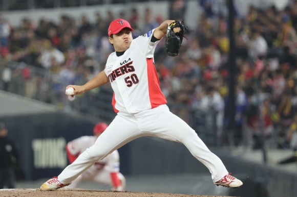 KIA 타이거즈 장현식이 지난달 28일 광주 기아챔피언스필드에서 열린 2024 KBO 포스트시즌 한국시리즈 5차전 삼성 라이온즈와의 홈 경기에서 공을 던지고 있다. 광주 연합뉴스