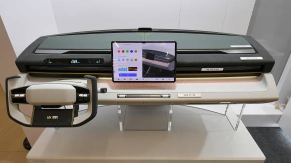 현대모비스가 개발한 콕핏모듈은 탑승객의 감정에 따라 실내 조명을 바꿔주고, 터치만으로 수납공간인 글로브박스를 자동으로 열 수 있다. 현대모비스 제공